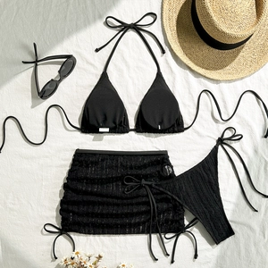 Flachbild von schwarzem dreiteiligen Bikini-Set mit Neckholder-Oberteil und Minirock-Detail