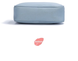 Dettaglio della base della borsa in pelle PU azzurra con cuciture precise