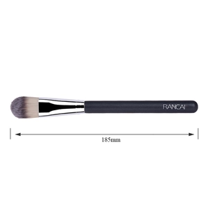 Detailed view of the 185mm foundation brush with gradient synthetic bristles and black handle