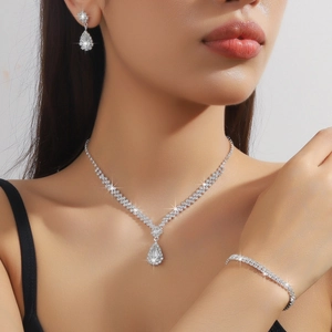 Parure bijoux de mariée étincelante avec collier goutte d'eau, boucles et bracelet