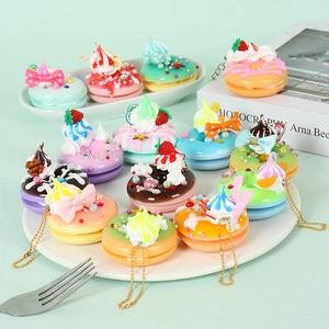 Porte-clés donuts réalistes colorés avec chaînes dorées sur une assiette blanche