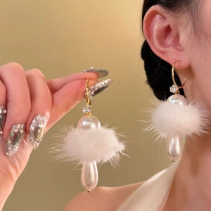Elegant C-shaped pearl earrings with white fluffy pom-pom and gold hoop for autumn winter