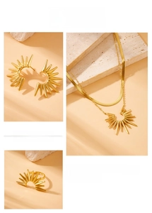 Vue détaillée d'une parure de bijoux tournesol plaqué or avec colliers et bague
