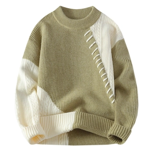 Detailansicht des grün-cremefarbenen Strickpullovers mit Zopfmustern und Rippstrickbündchen