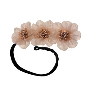Elegante accessorio per chignon con tre fiori in rete rosa e perle su fascia nera