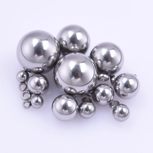 Vue macro détaillée de pendentifs sphériques en acier inoxydable 304 argenté de tailles variées
