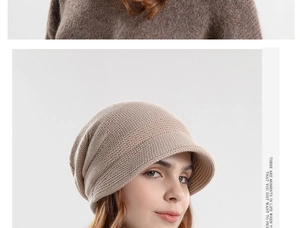 Detail van de zachte beige gebreide muts met fijne warme textuur voor dames