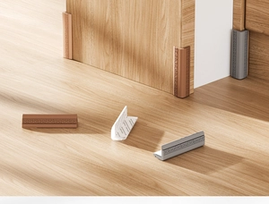Paraspigoli a L in silicone marrone e grigio con dettagli di motivi geometrici classici