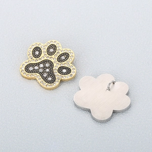 Pendentif patte de chat doré avec strass et incrustation noire, vue de face et de dos