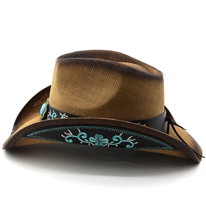 Détail de broderie florale turquoise sur un chapeau de cowboy en paille marron chic