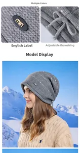 Détail du bonnet en tricot rayé gris avec étiquette en métal et cordon de serrage réglable
