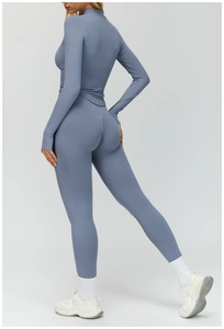Détail du legging de yoga taille haute et du haut à manches longues en tissu bleu côtelé