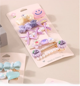 Détail de lot de 5 barrettes avec ours violets, cœurs et perles synthétiques