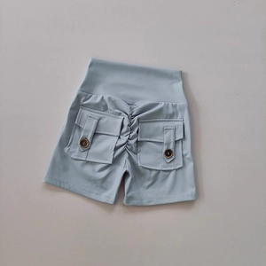 Détail du short de sport taille haute effet push-up avec poches et boutons