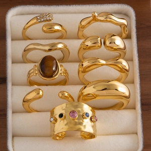Bagues dorées géométriques irrégulières ajustables avec zircons colorés