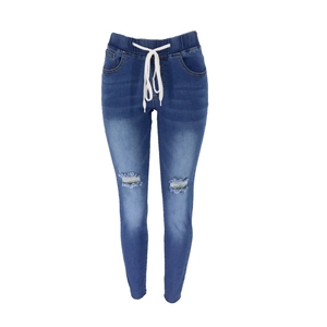 Détails du jean bleu pour femme avec taille à cordon et déchirures aux genoux