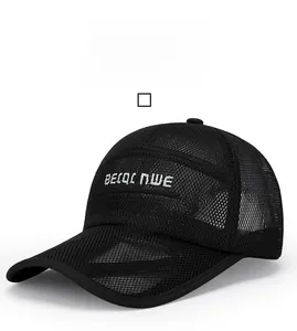 Nahaufnahme der schwarzen Netz-Baseballkappe mit weißer BECOLNWE SPORT Bestickung