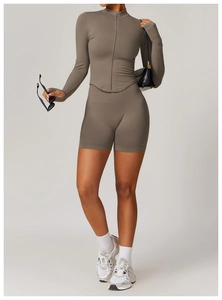 Détail d'un ensemble de yoga sans couture marron avec passe-pouces et texture côtelée