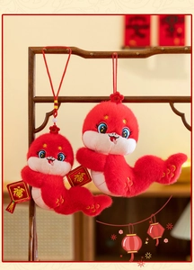 Detalle de dos peluches de serpiente rojos colgantes para el Año Nuevo Chino 2025.