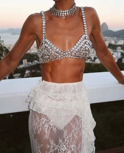 Dettaglio del bustier di cristallo e gonna in pizzo bianco al tramonto