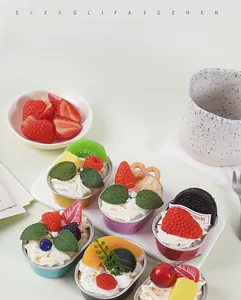 Collection de faux cupcakes réalistes en coupelles colorées avec garnitures de fruits frais