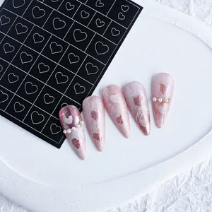Détail des stickers ongles H-345 avec faux ongles rose marbré à motif cœur
