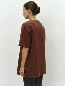 Λεπτομερής πλαϊνή όψη από σκούρο καφέ oversized βαμβακερό μπλουζάκι με υφή