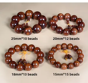 Détail de quatre tailles de perles de prière en bois de rose polies de 15 mm à 25 mm