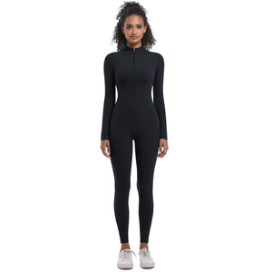 Détail de la combinaison de sport noire à manches longues avec col zippé montant