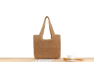 Détail du cabas en corde de papier tissé avec texture naturelle sur table en bois