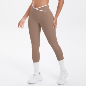 Détail du legging de yoga mocha à taille haute croisée avec liseré blanc contrastant