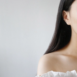 Minimalist S925 sterling silver double-line ear cuff on female model without piercing