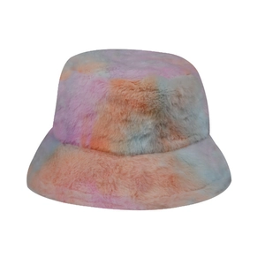Détail de la texture douce en fausse fourrure tie-dye arc-en-ciel du chapeau d'hiver
