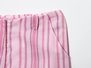 Detailansicht der rosa-weiß gestreiften Hose mit Seitentaschen und gewebter Textur