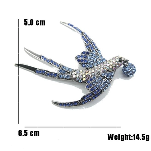 Dettaglio della spilla a rondine 5.0x6.5cm con accenti in cristallo blu