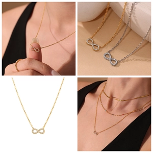 Détail du collier pendentif infini avec incrustation de zircons 5A sur un mannequin