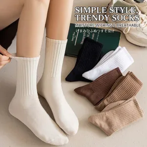 Chaussettes côtelées pour femmes aux tons terreux avec baskets pour un look quotidien