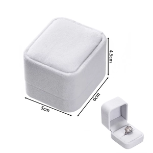 Detailed view of a white velvet ring box with specific dimensions 5cm x 6cm x 4.5cm