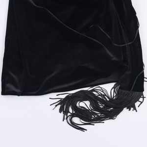 Sexy mini abito in velluto nero con scollo all'americana e eleganti frange lunghe