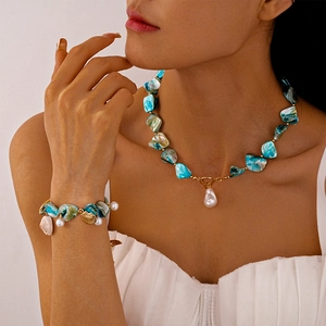 Set gioielli boho con pietre turchesi blu e ciondoli in perla barocca su modella