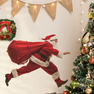 Sticker mural Père Noël courant avec sapin pour décoration de chambre et maison festive