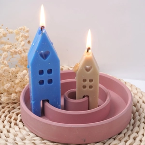 Candele profumate a forma di casa su vassoio rosa in resina con trama a spirale