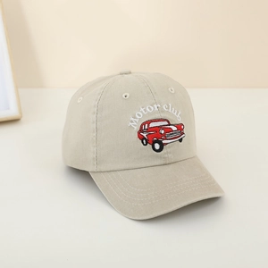 Detail der roten Oldtimer-Stickerei und Motor Club-Schriftzug auf beiger Baumwoll-Kappe