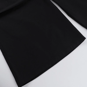 Gros plan détaillé sur les coutures de l'ourlet et le tissu tissé du pantalon cargo noir