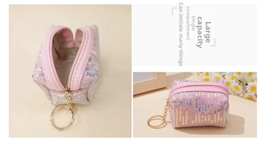 Detalle del monedero rosa con lentejuelas, cremallera dorada y cadena de llavero