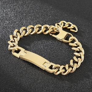 Détail d'un bracelet gourmette doré avec plaque d'identification en acier au fini brossé