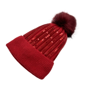 Bonnet en tricot rouge avec pompon en fourrure et paillettes brillantes pour femme