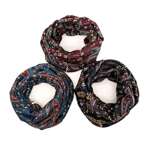 Détails de trois écharpes en maille paisley en bordeaux, bleu roi et marine