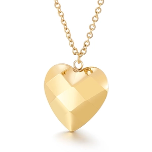 Collier cœur minimaliste plaqué or 18 carats avec pendentif à facettes sur fond blanc