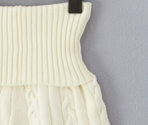 Détails de la taille haute en tricot crème avec motif torsadé et texture côtelée